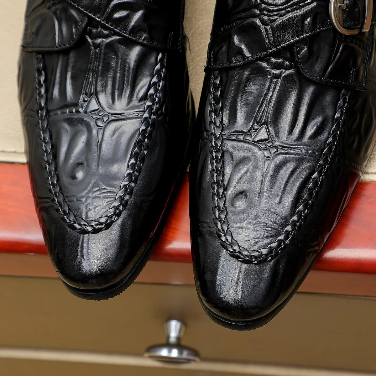 Men's shoes 💰540 💰 Louis Vuitton LV ® Autumn and Winter 🆕 models 🔛Full shoe counter First layer cowhide, 🐂leather lining casual shoes for men, super soft outsole, essential for driving. Counter synchronized original first layer cowhide completely 1:1 mold customization 🌹Top version, 2 colors optional! Number: 38-45 (37.46. Customized)